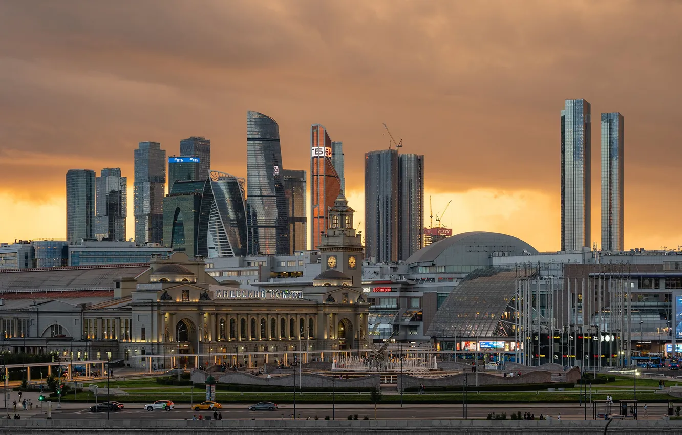 Фото обои закат, вечер, Москва, туча, небоскрёбы, Сергей Серушкин
