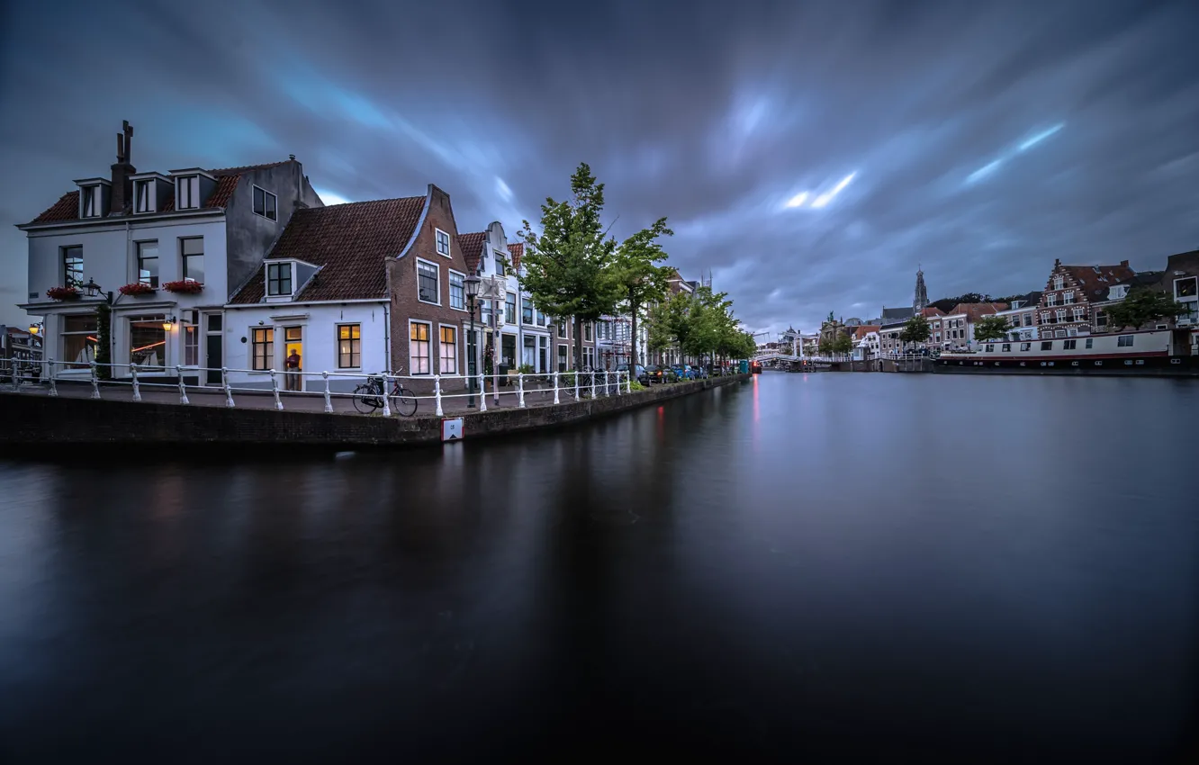 Фото обои город, река, дома, Нидерланды, сумерки, Харлем, Спарне