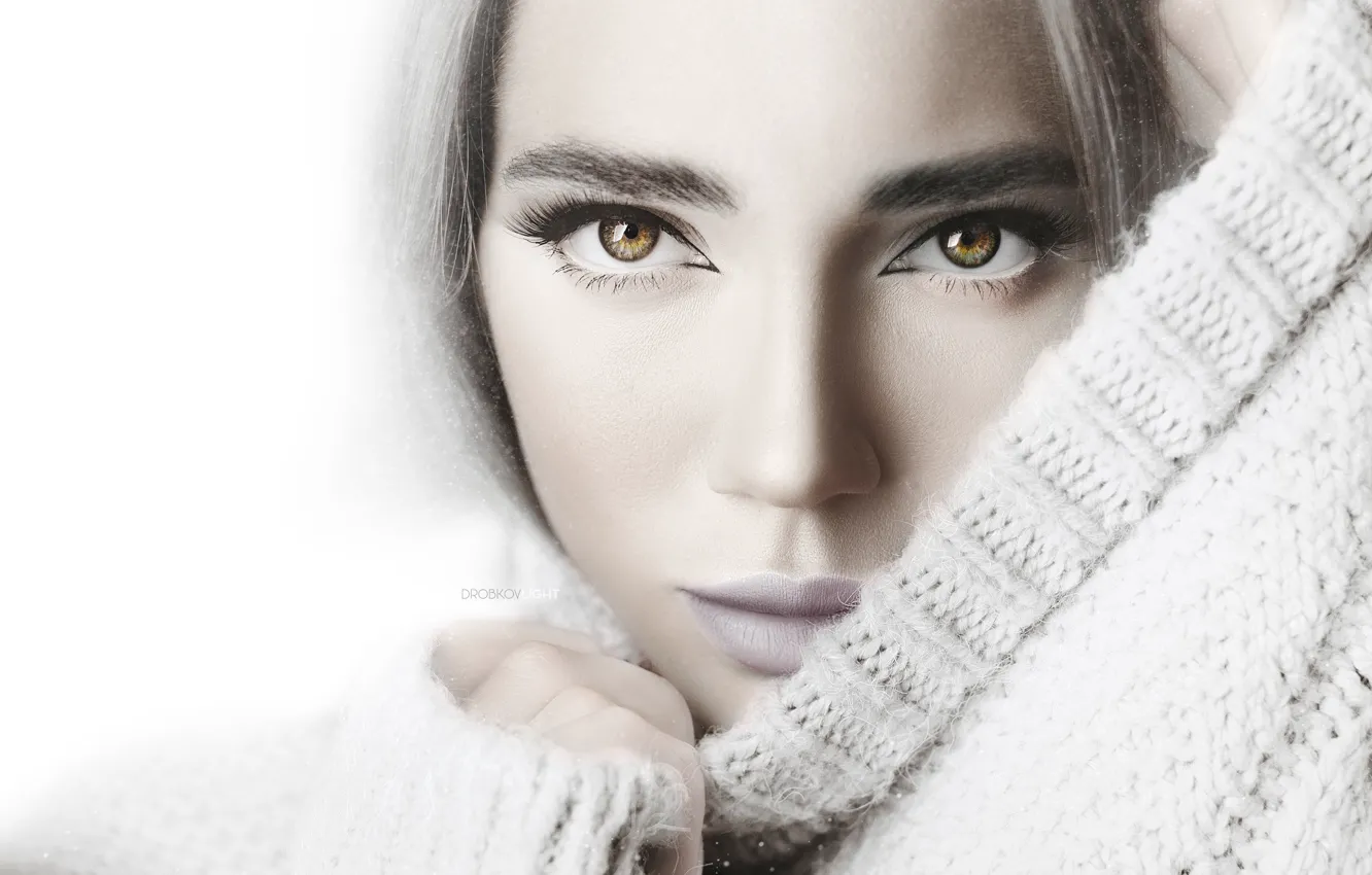 Фото обои глаза, взгляд, девушка, лицо, портрет, белый фон, свитер, Alexander Drobkov-Light