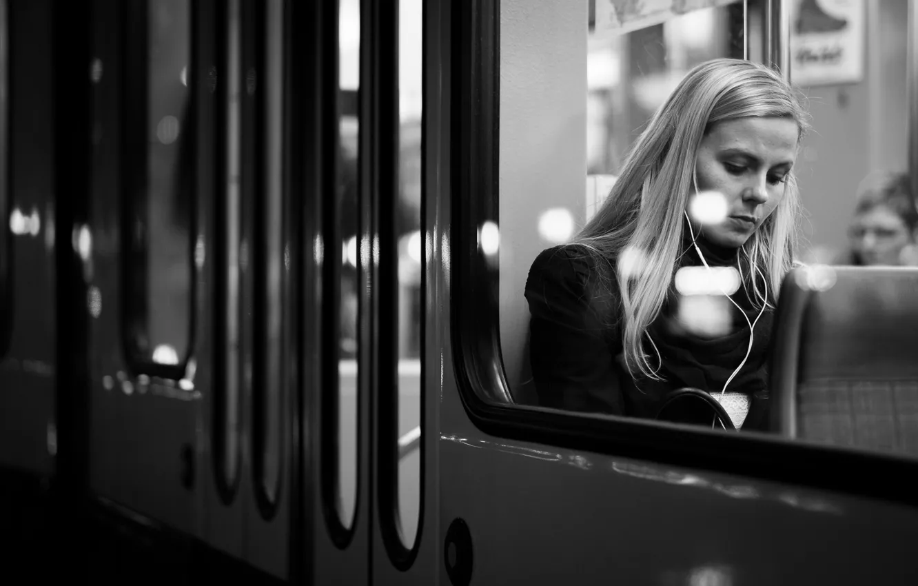 Фото обои девушка, город, волосы, поезд, окно, губы