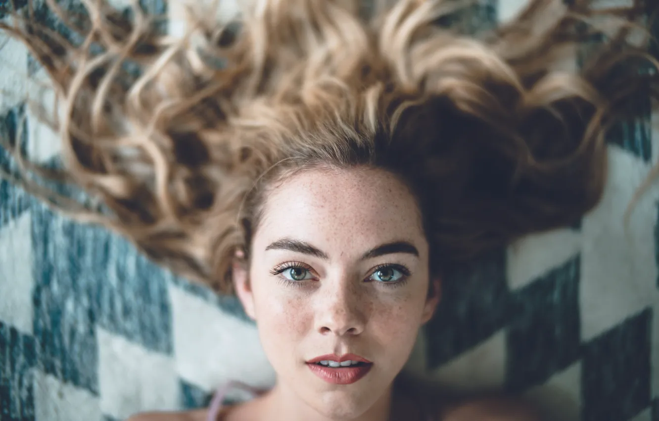 Фото обои девушка, веснушки, локоны, Zach Allia, bad hair day