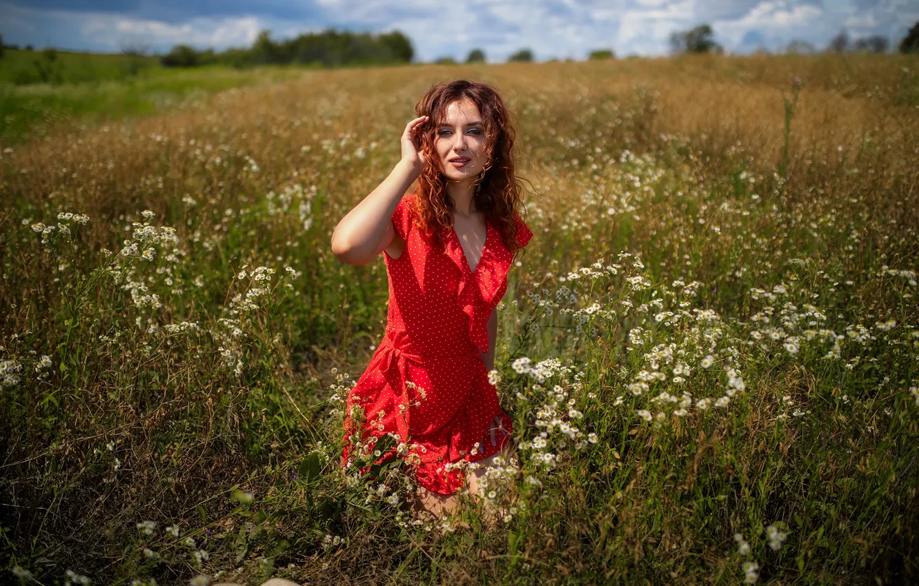 Фото обои лето, девушка, поза, рука, ромашки, луг, рыжая, красное платье