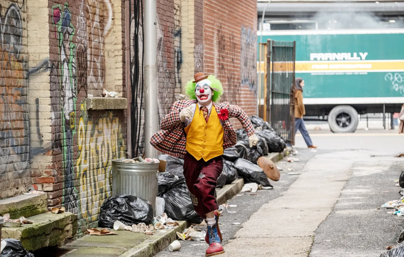 Фото обои улица, клоун, Джокер, бежит, Joker, Joaquin Phoenix, Хоакин Феникс