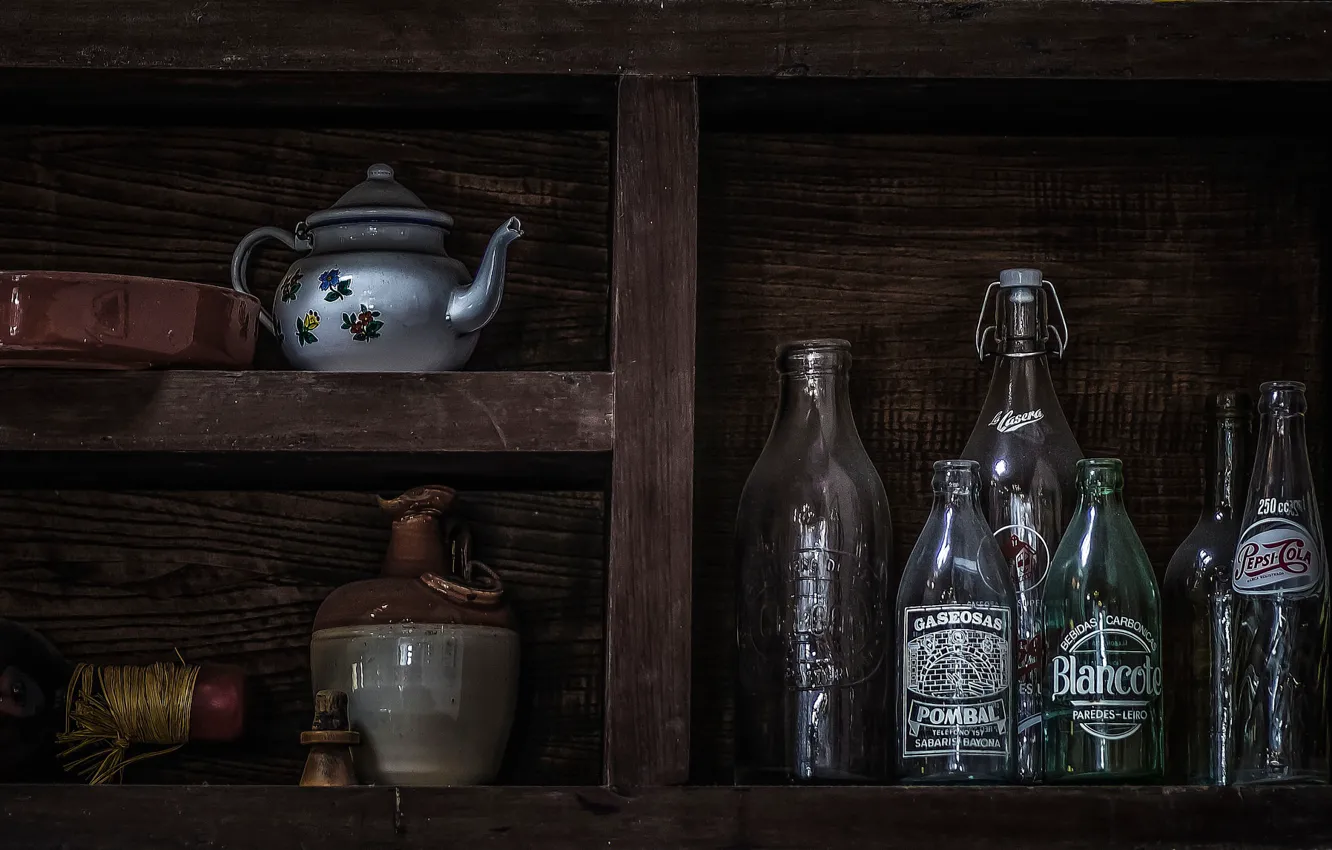 Фото обои бутылка, чайник, полка, натюрморт, утварь