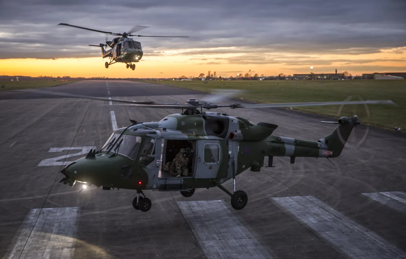 Фото обои закат, вертолеты, пара, взлетная полоса, British Army, Westland, Lynx, Air Corps