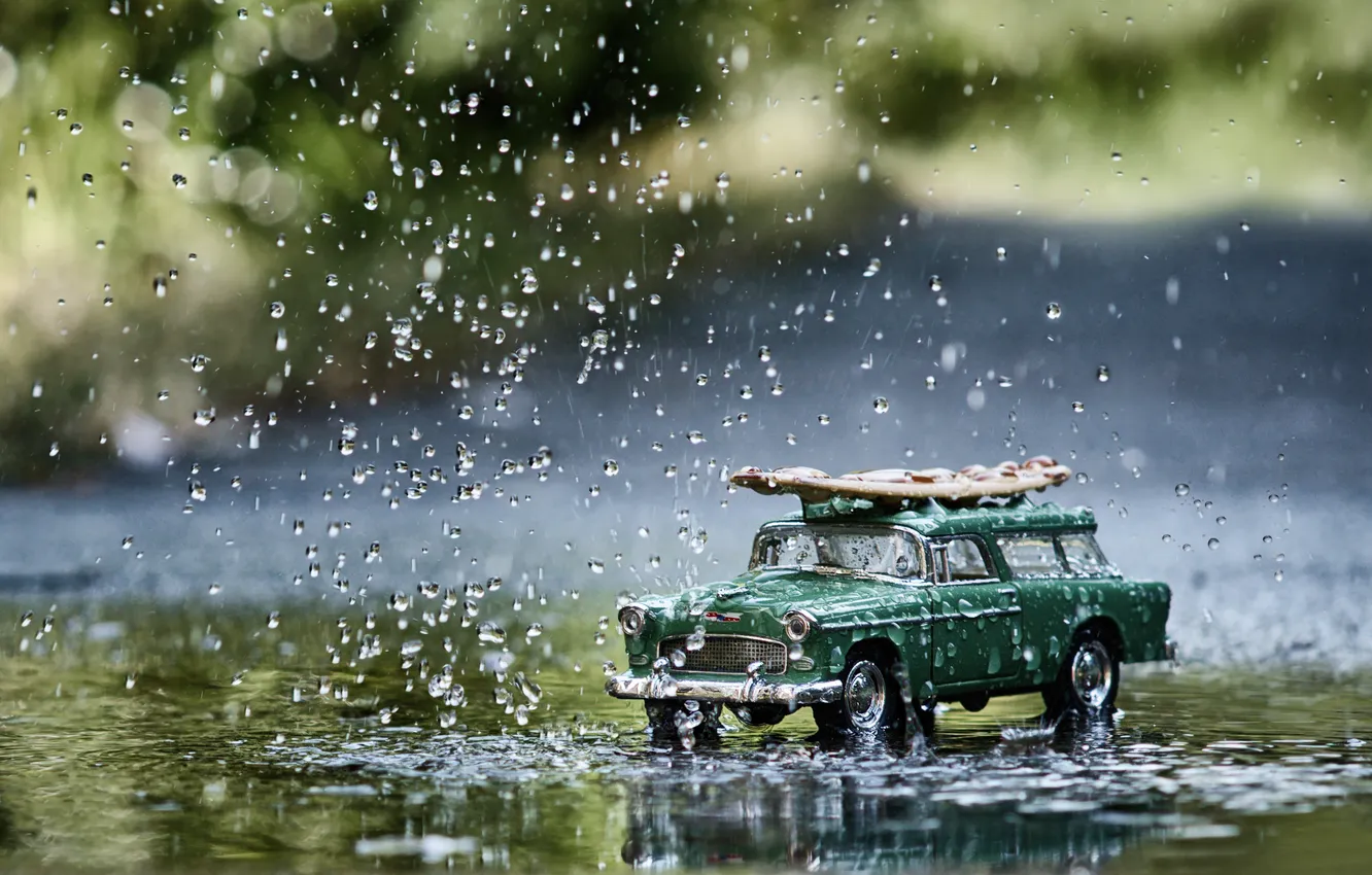 Фото обои капли, дождь, игрушка, лужа, машинка