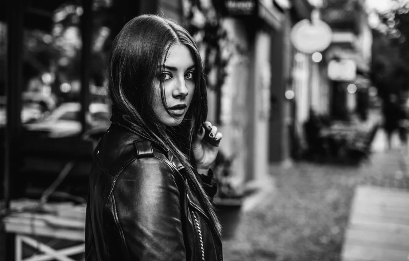 Фото обои взгляд, девушка, улица, куртка, черно-белое