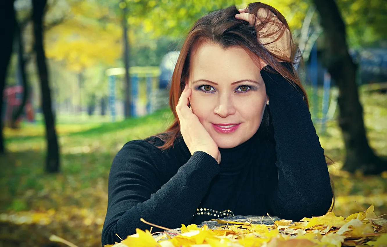 Фото обои осень, листья, девушка, деревья, лицо, парк, портрет, размытие