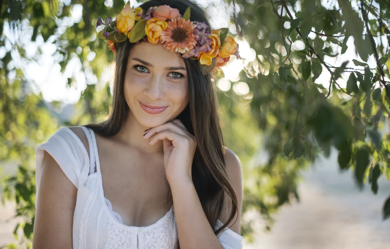 Фото обои глаза, девушка, цветы, лицо, улыбка, пирсинг, венок