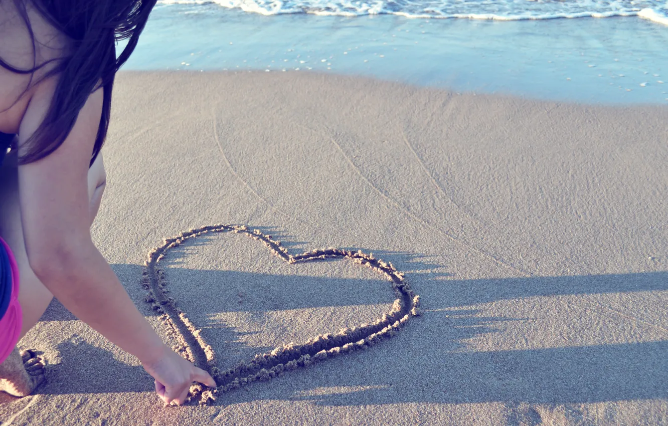 Фото обои песок, пляж, девушка, настроение, сердце