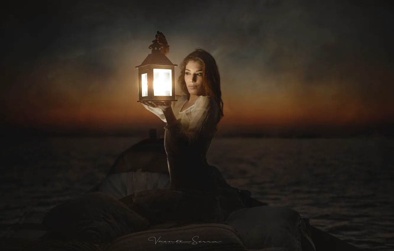 Фото обои девушка, ночь, озеро, лодка, фонарь