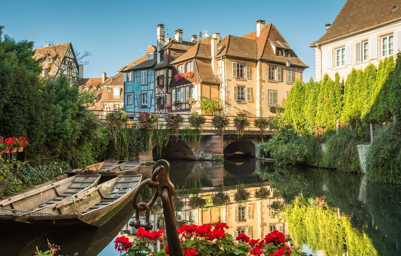 Фото обои цветы, город, Франция, дома, лодки, канал, мостик, Кольмар