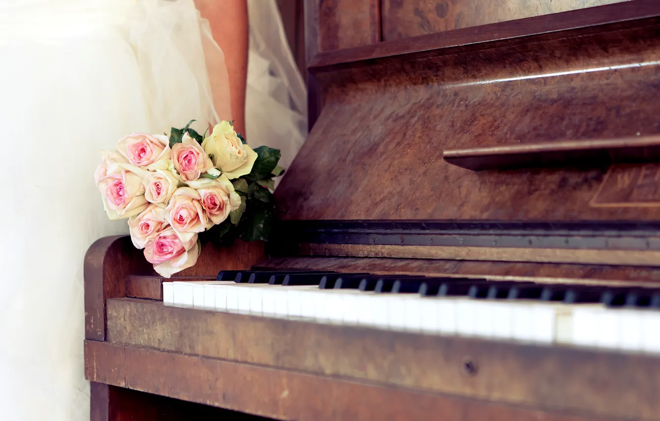 Фото обои розы, букет, платье, пианино, свадьба