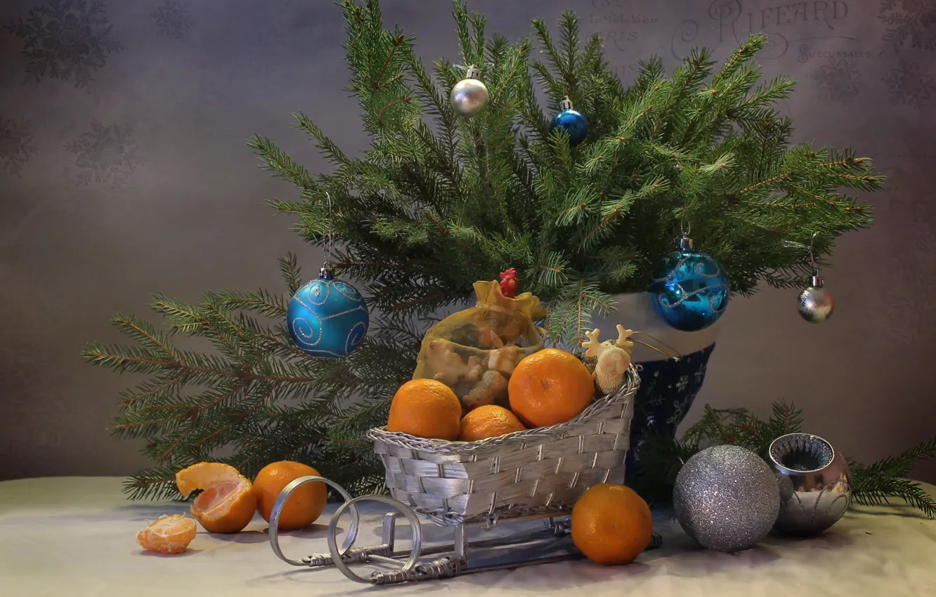 Фото обои ветки, праздник, игрушки, новый год, ель, ёлка, мешок, санки