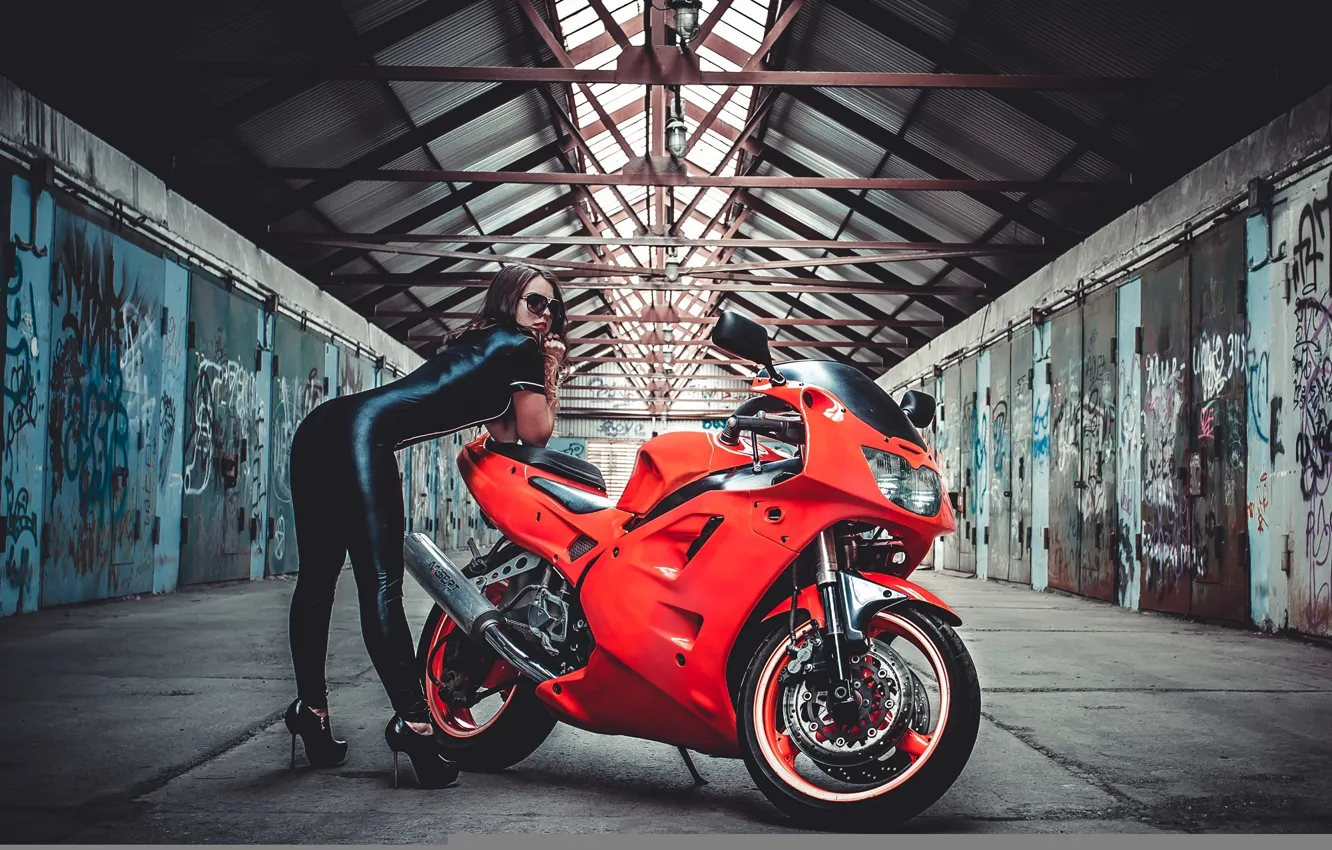 Фото обои Girl, Red, Model, Glass, Wheels, Brake, Hair, Motocycle