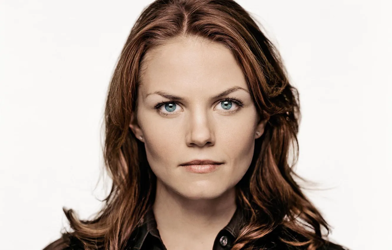 Фото обои актриса, брюнетка, белый фон, Jennifer Morrison, рубашка, Дженнифер Моррисон, зелёные глаза