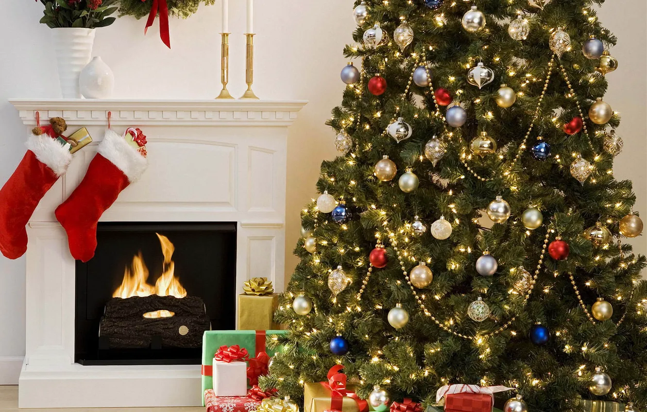 Фото обои украшения, комната, елка, интерьер, свечи, Рождество, подарки, Новый год