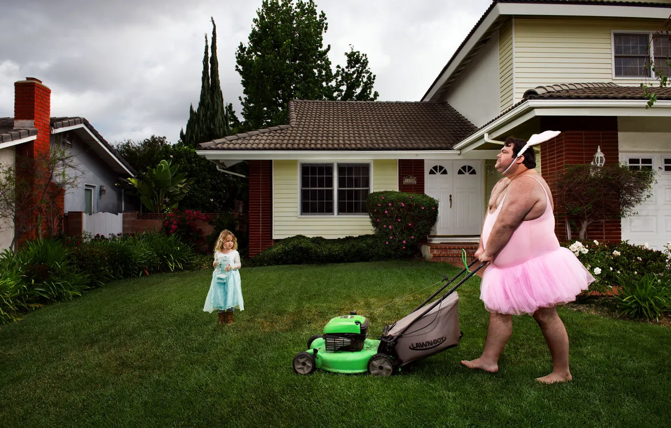 Фото обои дом, газон, мужик, ситуация, кролик, девочка, наряд, газонокосилка