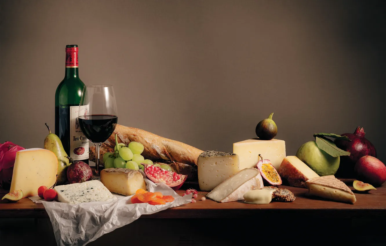 Фото обои вино, бокал, сыр, виноград, груша, гранат, инжир, курага