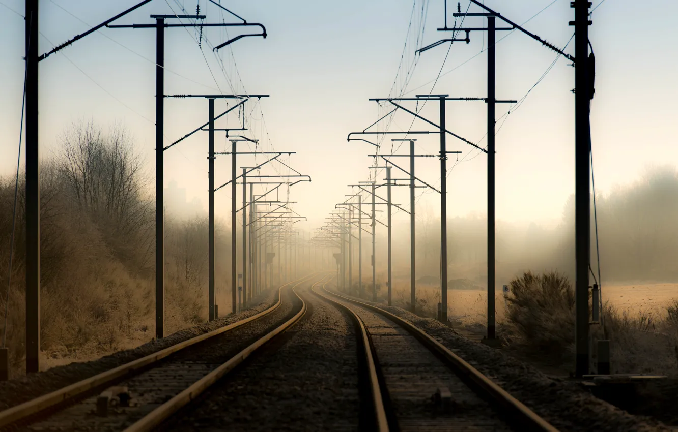 Фото обои туман, железная дорога, линия электропередач