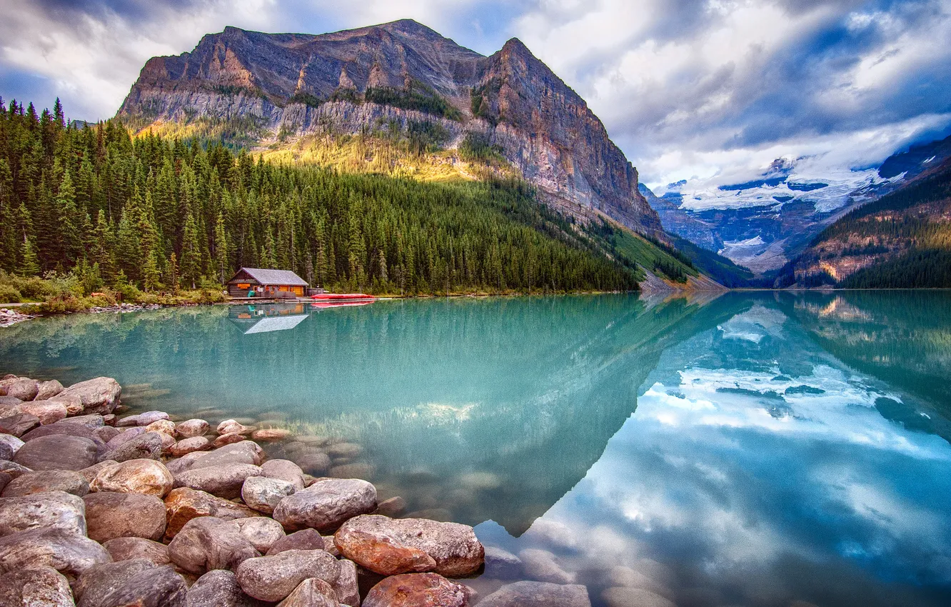 Фото обои лес, горы, озеро, дом, камни, скалы, берег, Канада