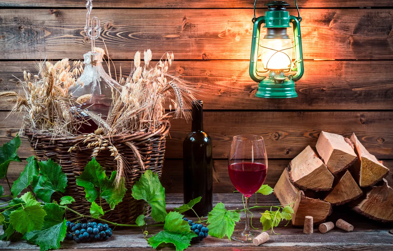 Фото обои листья, вино, красное, бутылка, виноград, пробки, лоза, керосиновая лампа