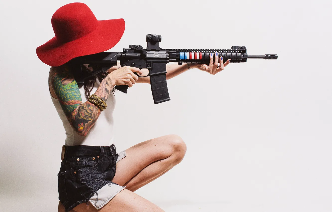 Фото обои девушка, волосы, шляпа, винтовка, татуировки, штурмовая