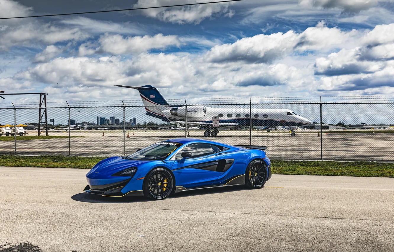 Фото обои аэропорт, суперкар, передок, Mclaren, 600LT