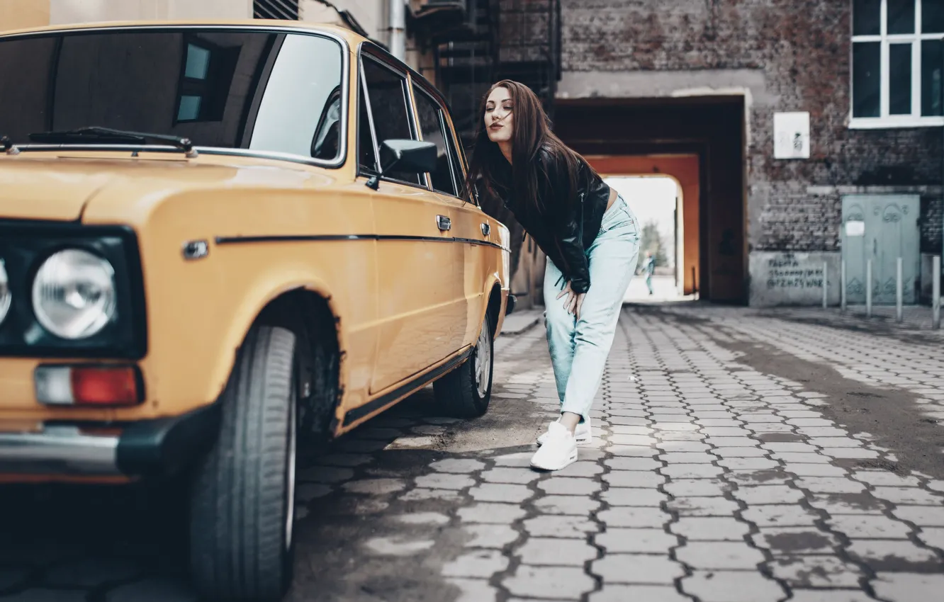 Фото обои машина, девушка, улица, дома, зеркало, двор, смотрит, Ольга Лаферова