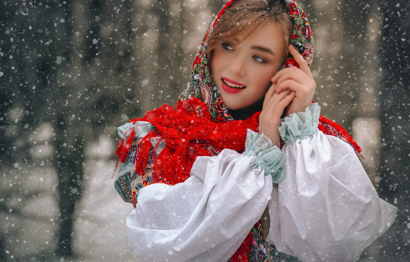 Фото обои девушка, снег, лицо, поза, руки, шаль, Алексей Беликов