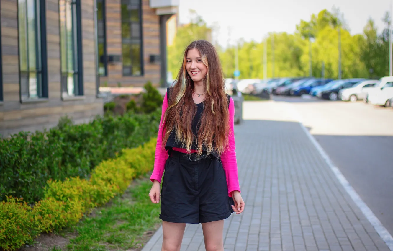 Фото обои girl, shorts, smile, model, pretty, cute, posing, long-haired