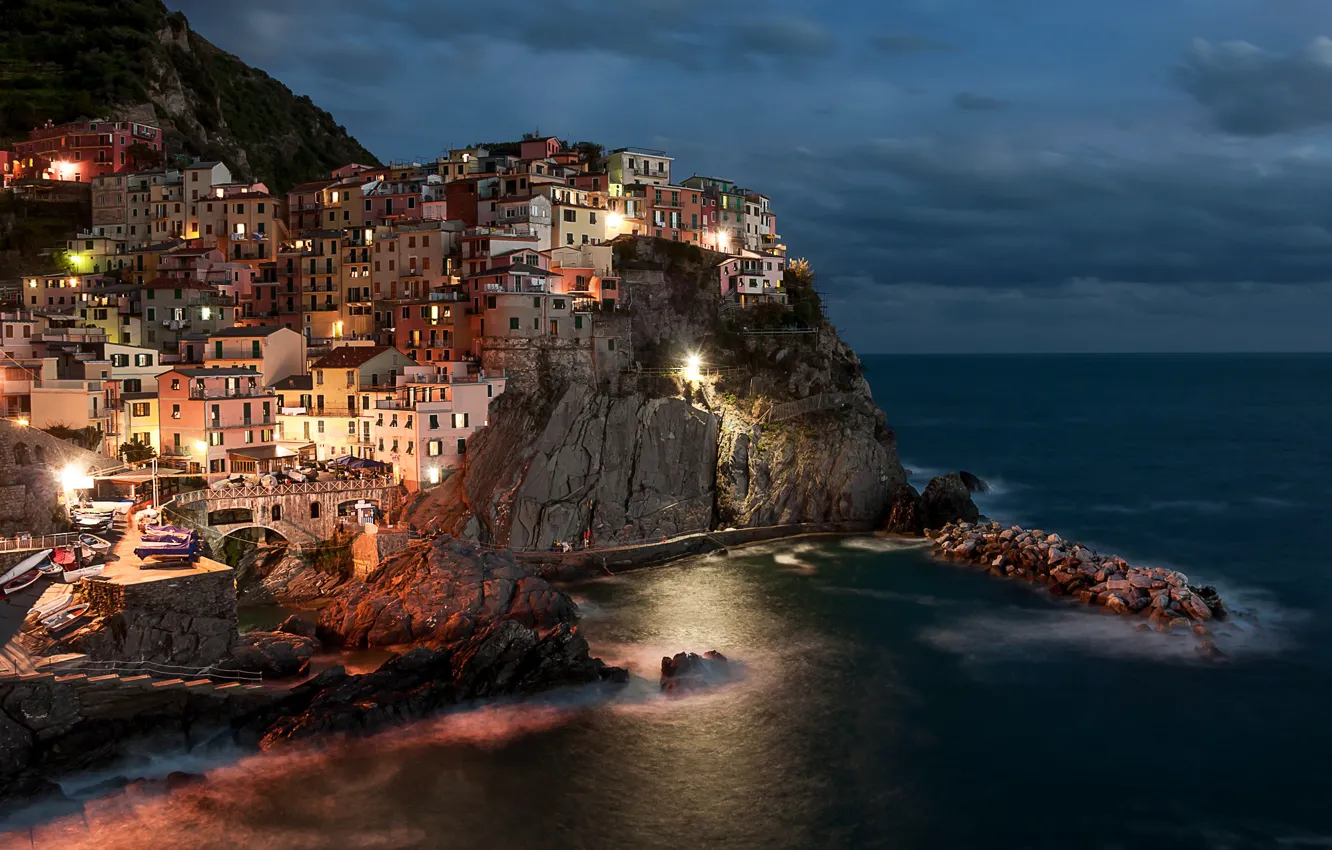 Фото обои море, пейзаж, ночь, природа, скала, дома, освещение, Италия