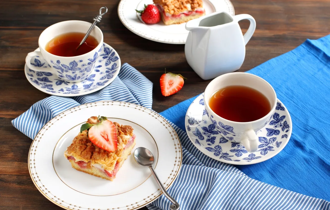 Фото обои ягоды, чай, клубника, пирог, чашки, тарелки, выпечка, ложки