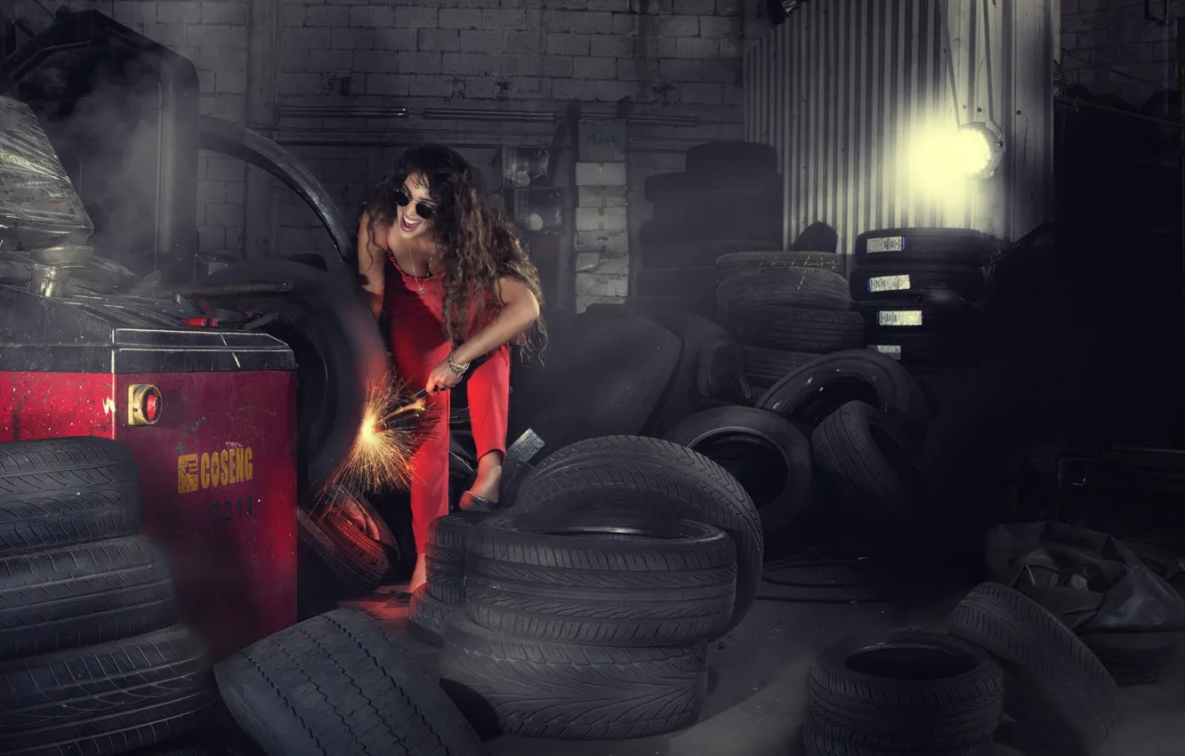 Фото обои девушка, гараж, колесо, покрышки, искры