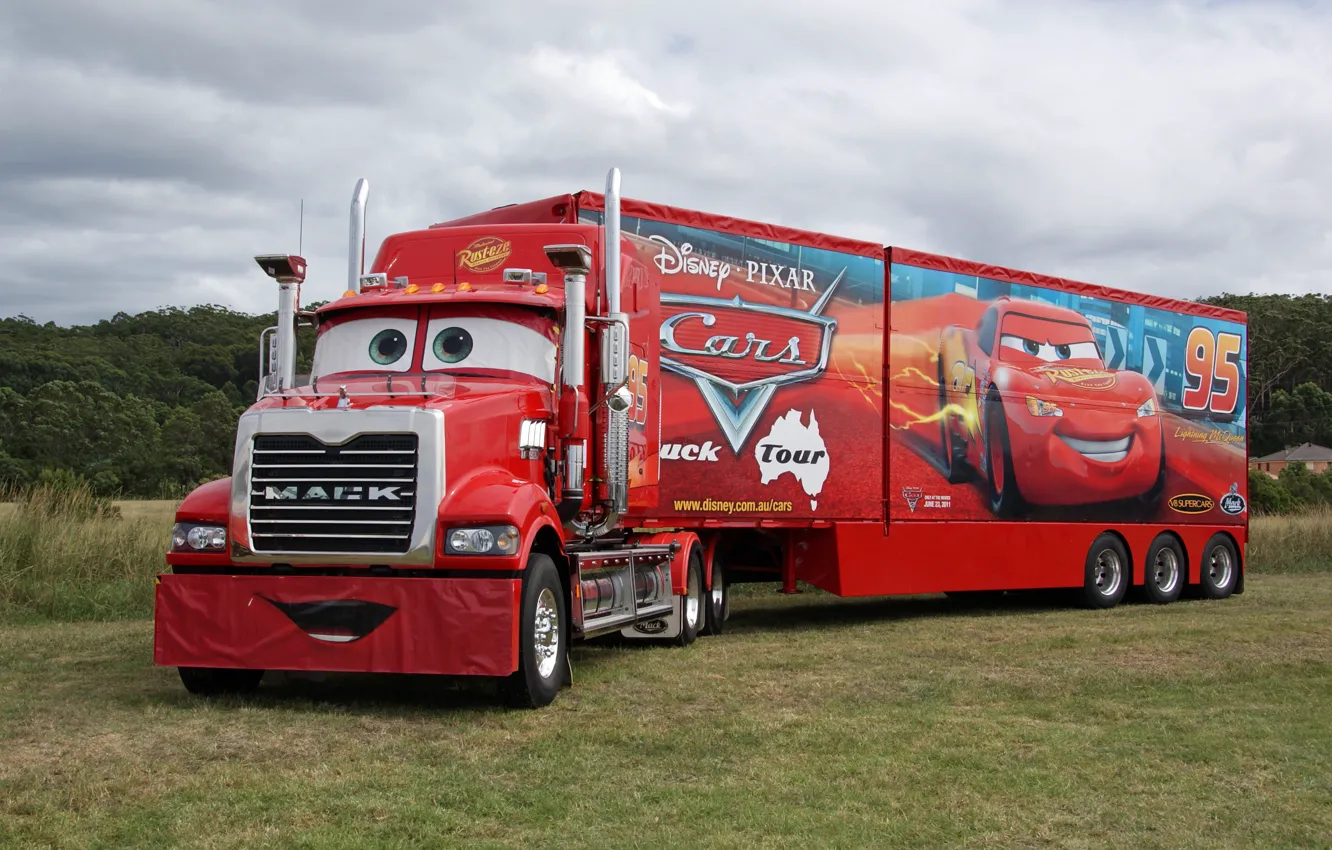Фото обои красный, pixar, грузовик, cars, truck, mack, трейлер, тягач