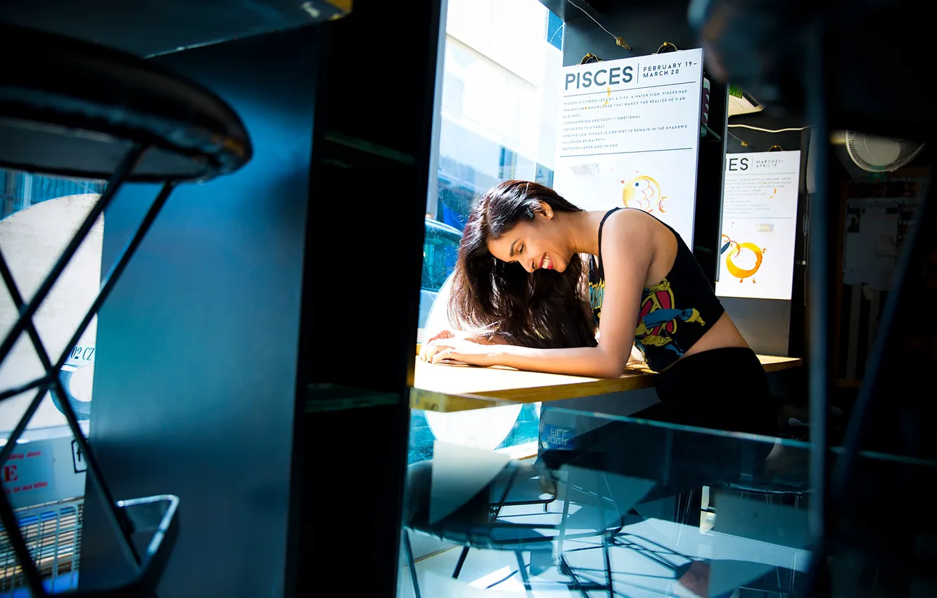 Фото обои girl, smile, model, pose, Photoshoot