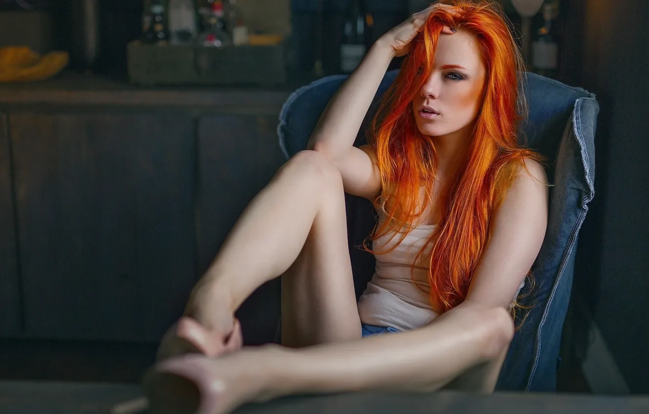 Фото обои ноги, кресло, майка, туфли, рыжая, redhead, redhair