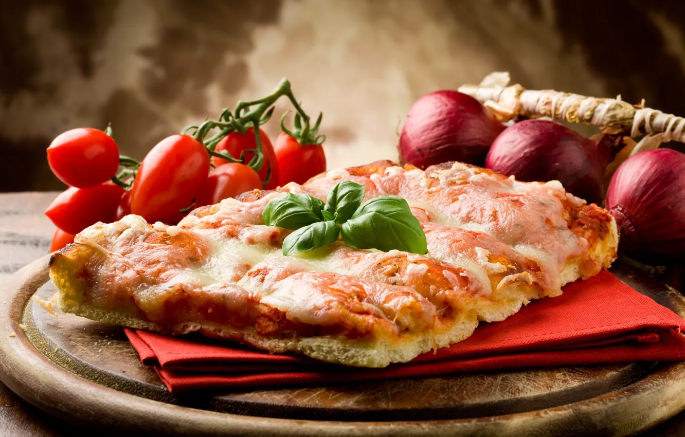 Фото обои сыр, лук, овощи, пицца, помидоры, салфетка, блюдо, бекон