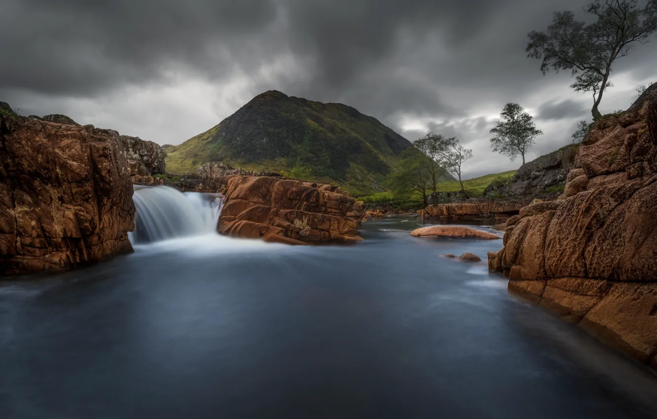 Фото обои деревья, пейзаж, горы, тучи, природа, река, камни, водопад