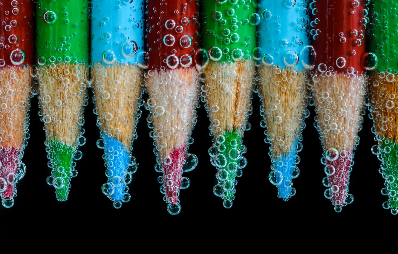 Фото обои вода, пузырьки, карандаши