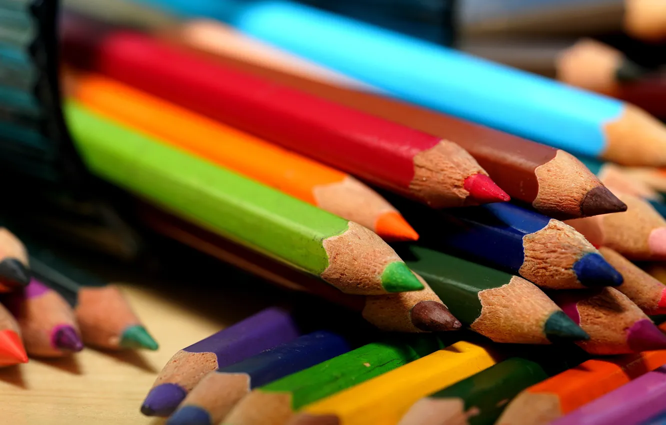 Фото обои макро, стол, карандаши, банка, разноцветные, боке, цветные карандаши, грифели