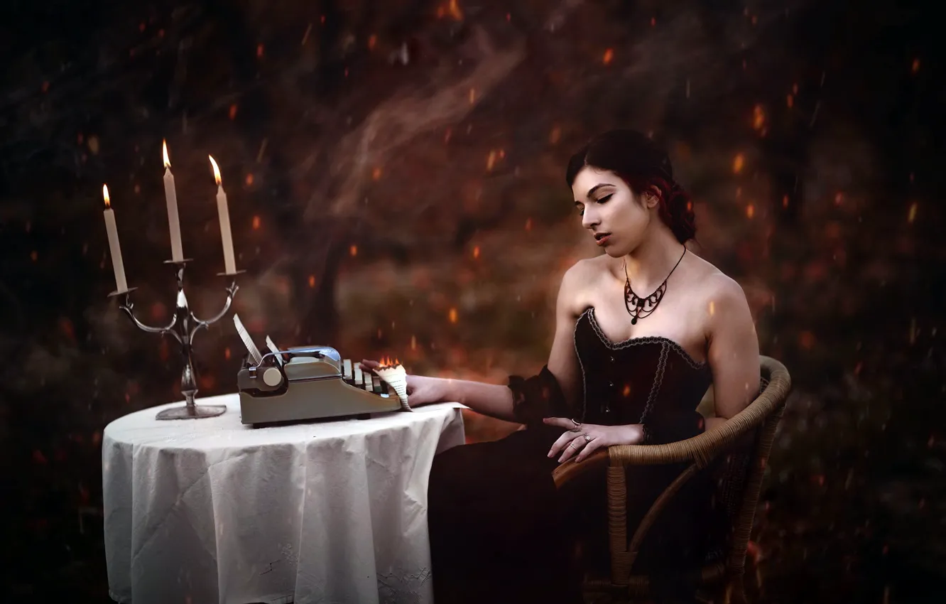 Фото обои девушка, свечи, пишущая машинка