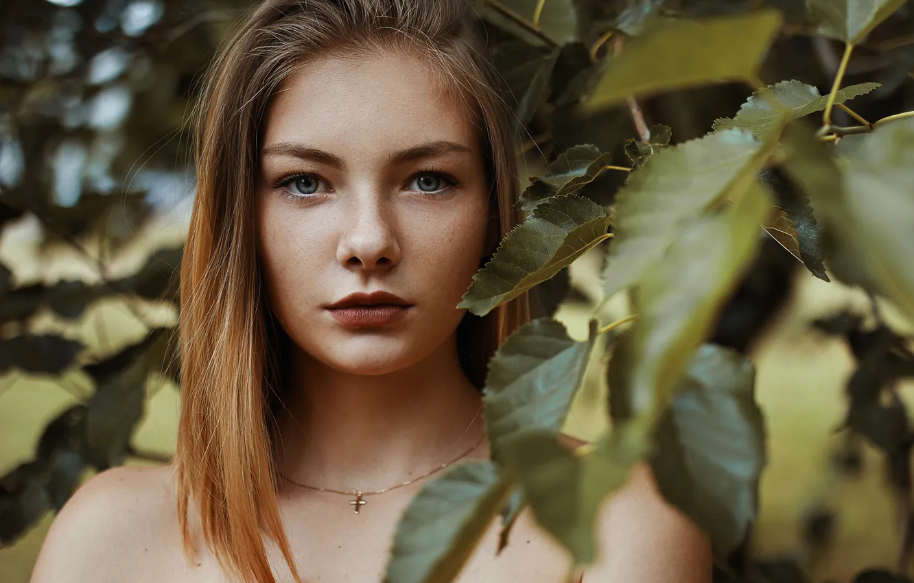 Фото обои взгляд, листья, ветки, природа, модель, портрет, макияж, сад