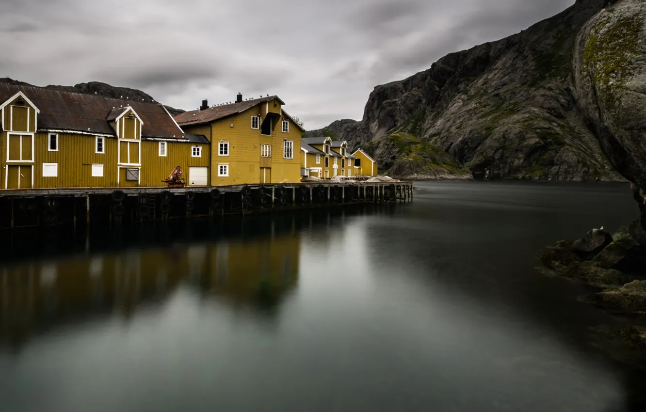 Фото обои море, горы, скалы, дома, деревня, Норвегия, фьорд