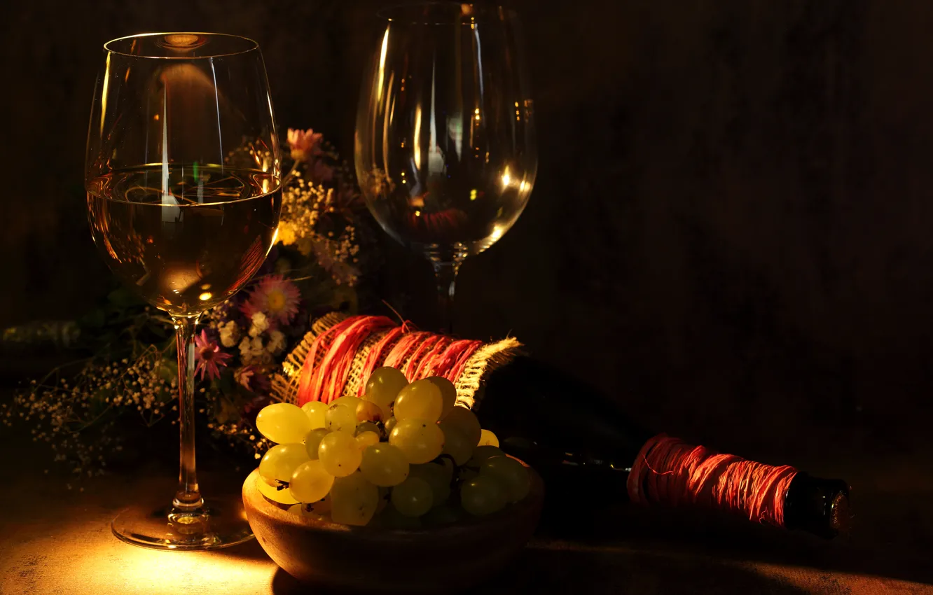 Фото обои цветы, стол, вино, бутылка, бокалы, виноград, полумрак, букетик