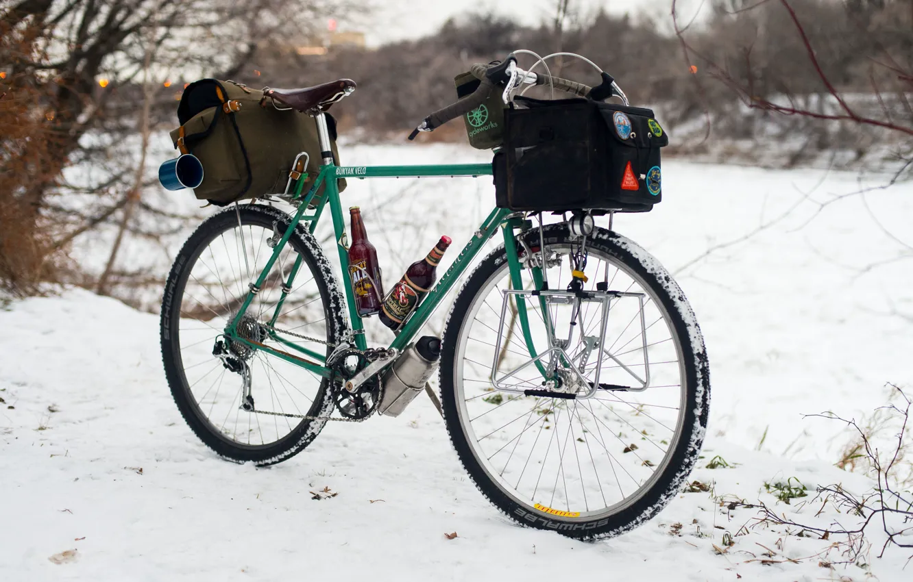 Фото обои зима, снег, велосипед, огни, пиво, чашки, приключения, сумки