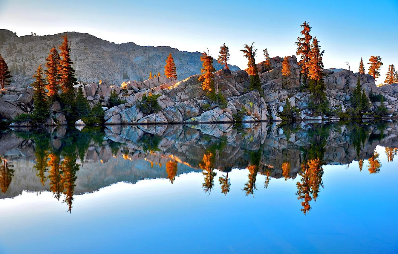 Фото обои осень, деревья, озеро, отражение, скалы