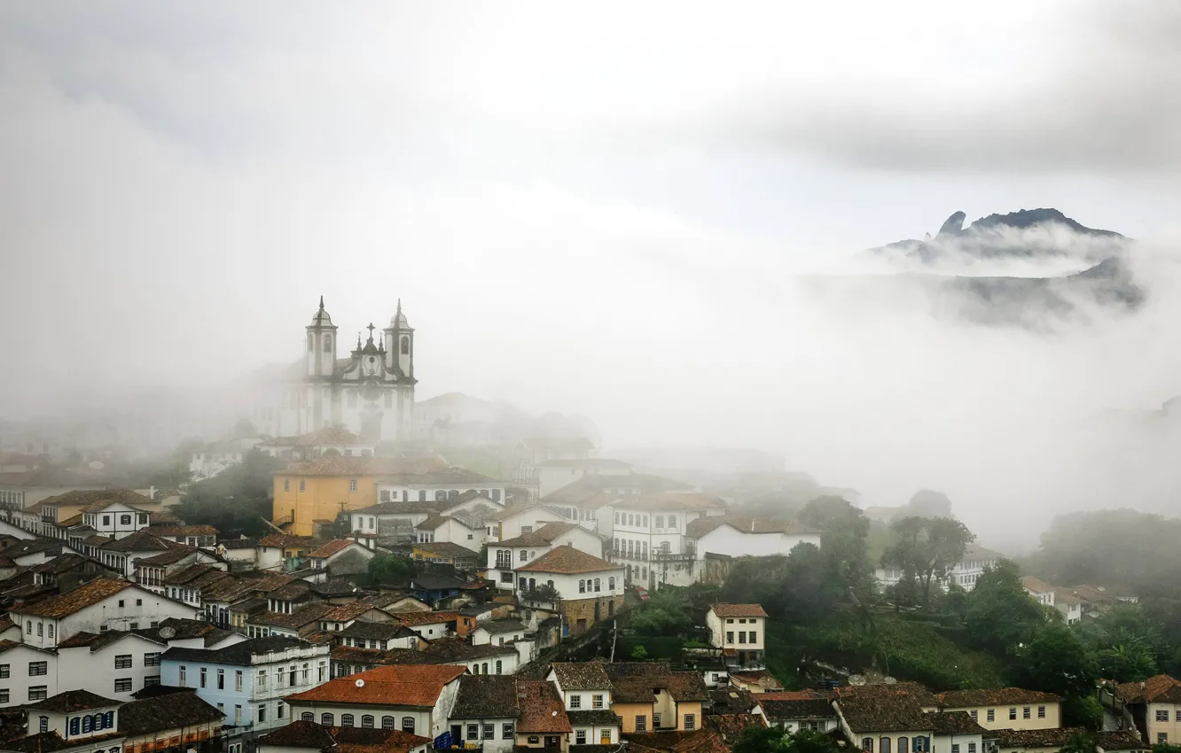 Фото обои облака, туман, дома, склон, церковь, Бразилия, Ору-Прету