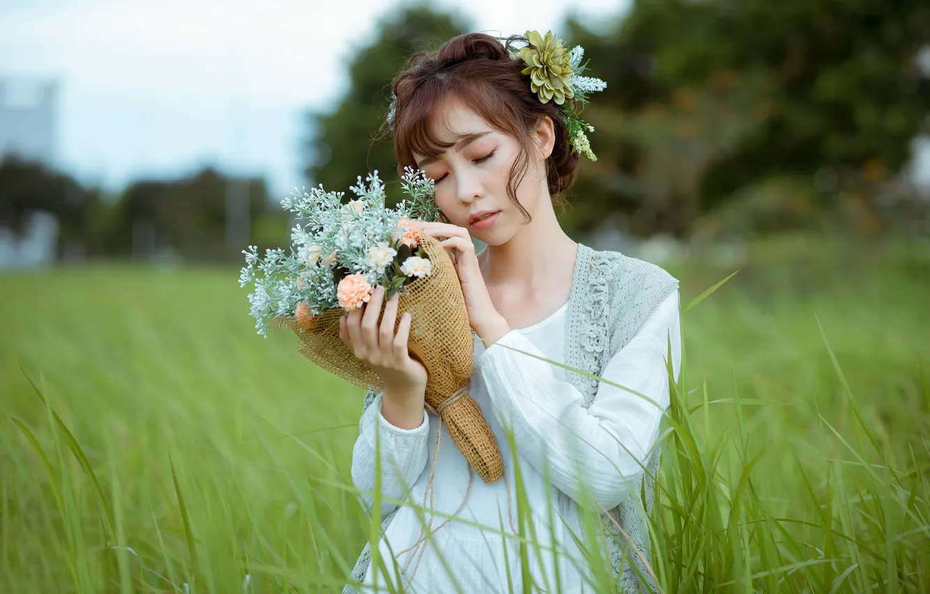 Фото обои трава, девушка, букет, азиатка