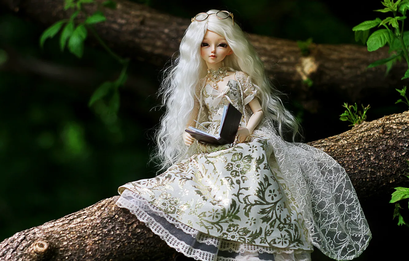 Фото обои девушка, дерево, кукла, платье, очки, блондинка, книга